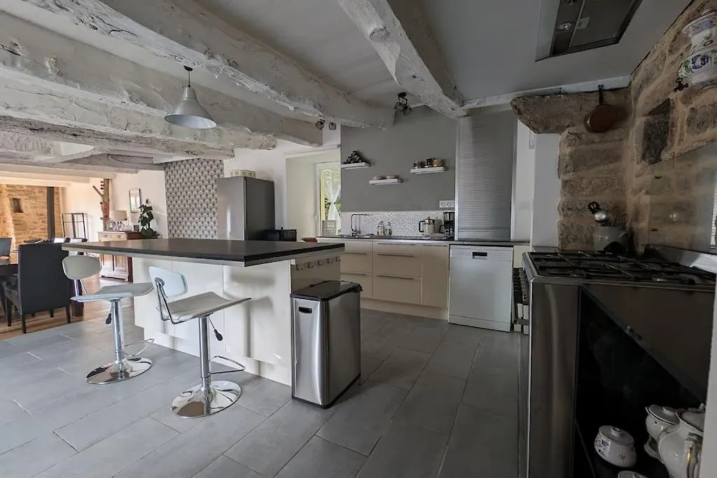 Peaceful Retreat In Traditional Stone House Pluvigner