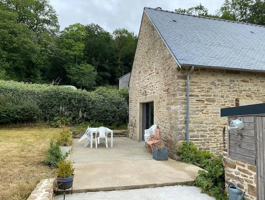 Peaceful Retreat In Traditional Stone House Pluvigner